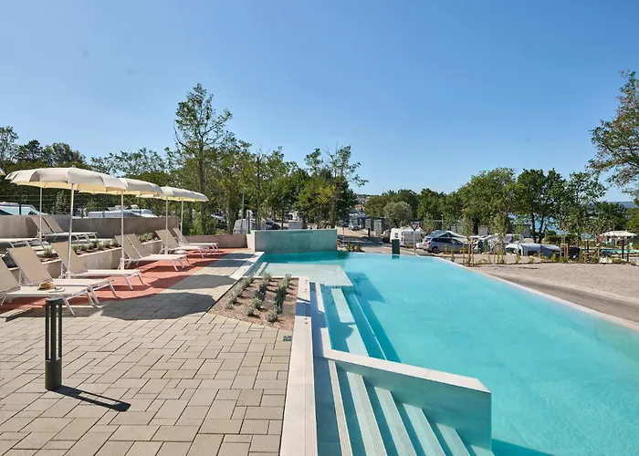 Lovely In With Outdoor Swimming Pool Vakantiehuis Njivice